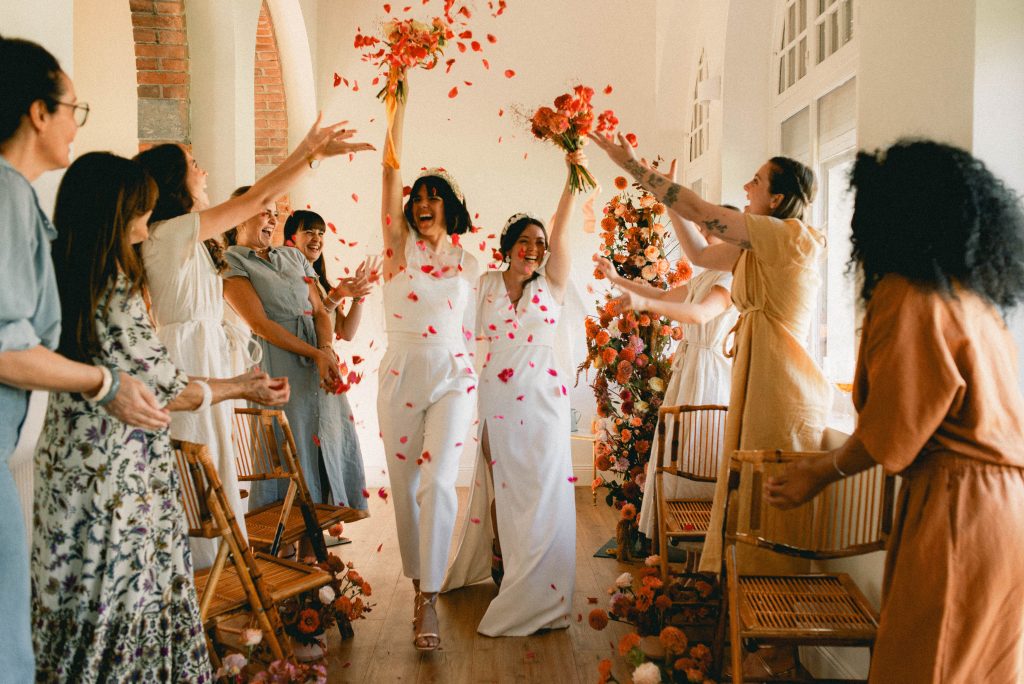mariage-colore-domaine-de-la-tisnere-sortie-de-ceremonie-petales-fleurs