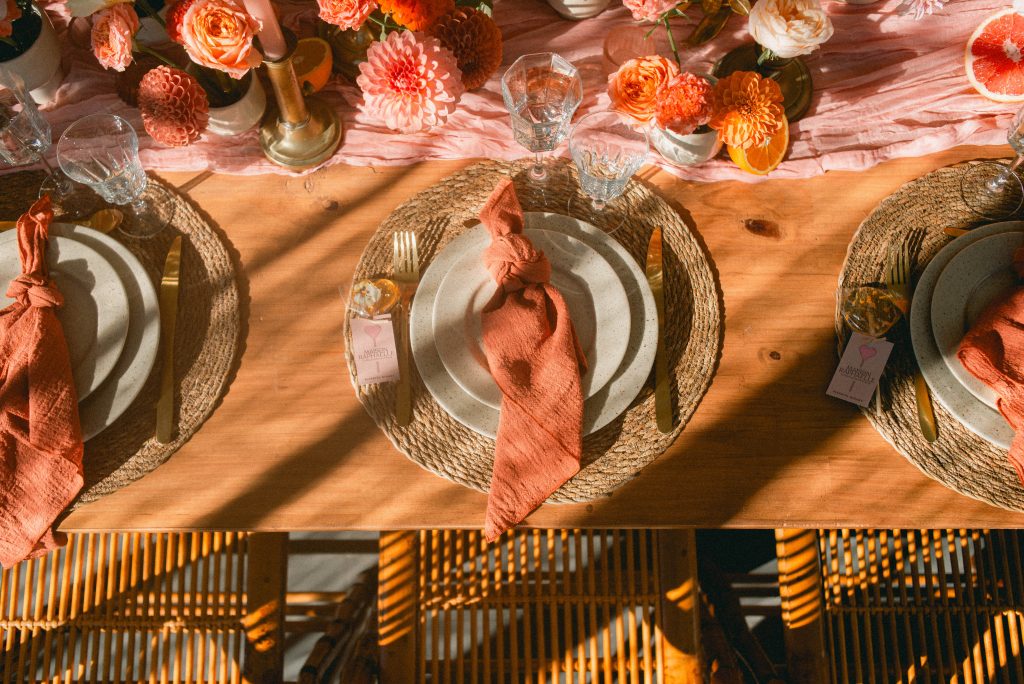 mariage-colore-domaine-de-la-tisnere-decoration-repas-diner-fleurs